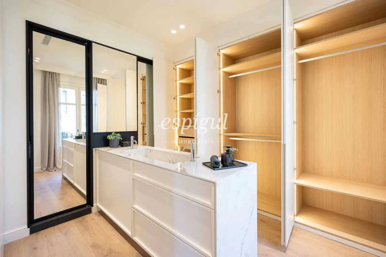 Stunning renovated apartment on Provença Street, heart of Eixample Dret