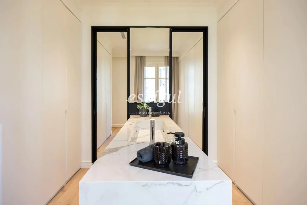 Stunning renovated apartment on Provença Street, heart of Eixample Dret