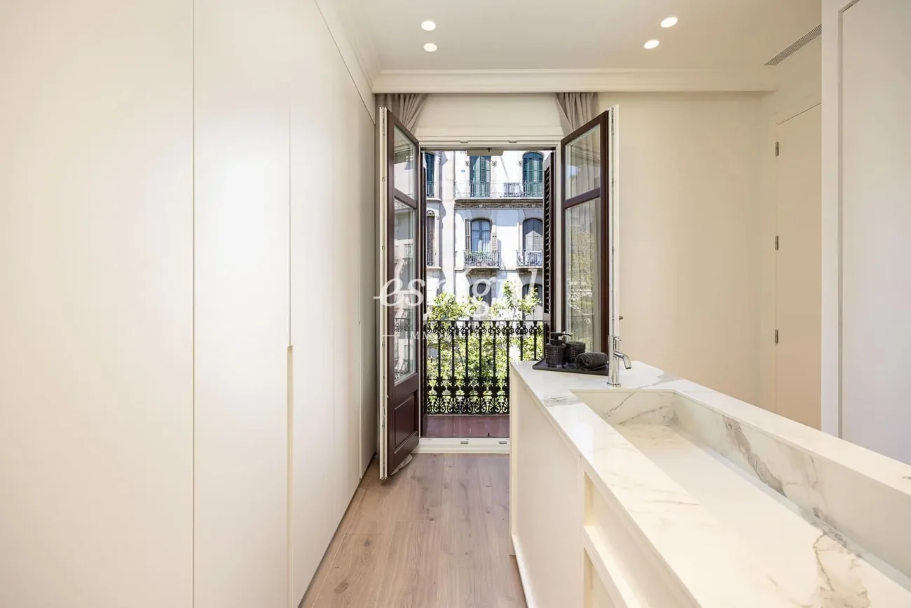 Stunning renovated apartment on Provença Street, heart of Eixample Dret