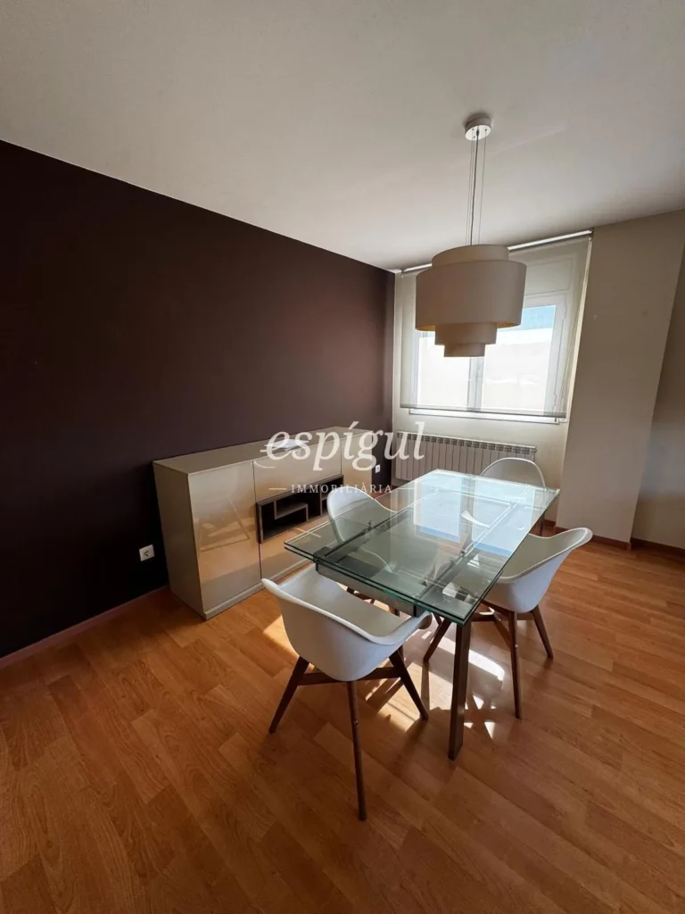 Piso amplio y amueblado con 4 habitaciones y aparcamiento en Girona