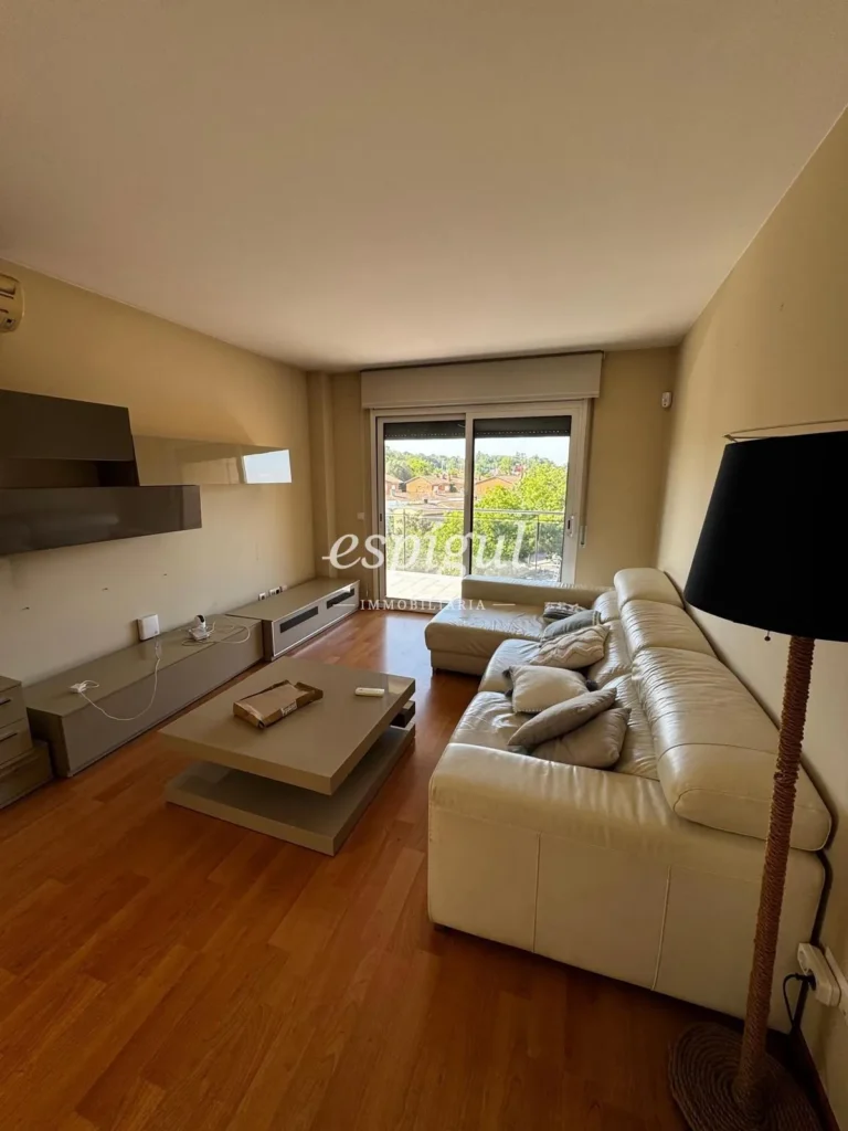 Piso amplio y amueblado con 4 habitaciones y aparcamiento en Girona