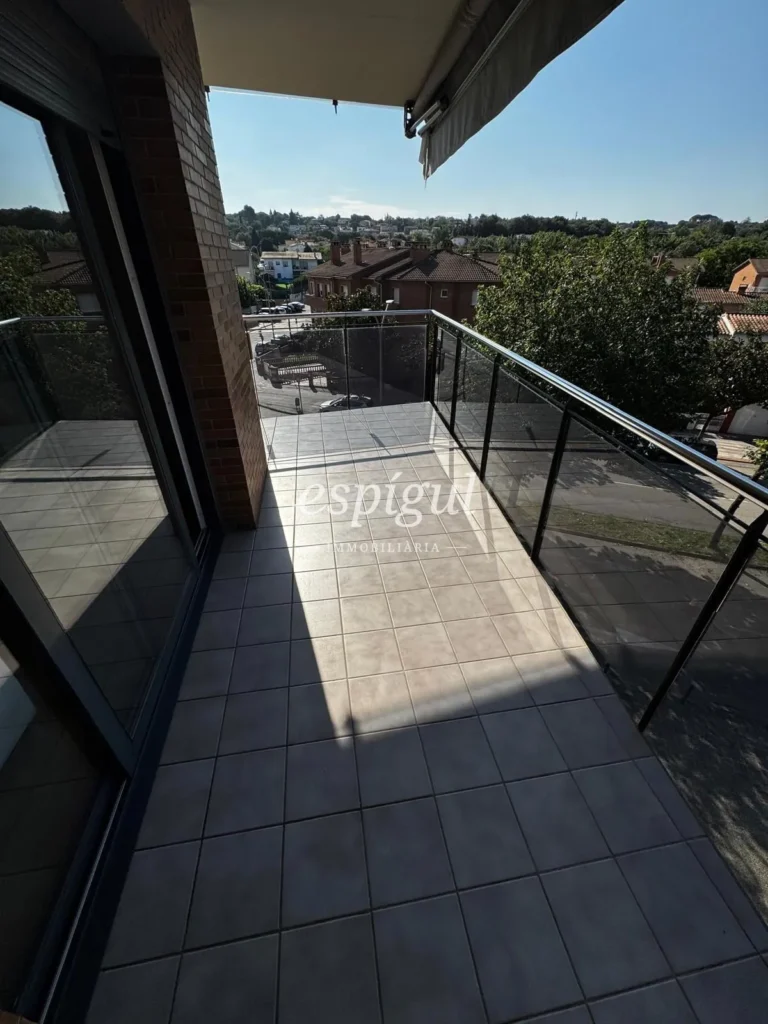 Piso amplio y amueblado con 4 habitaciones y aparcamiento en Girona