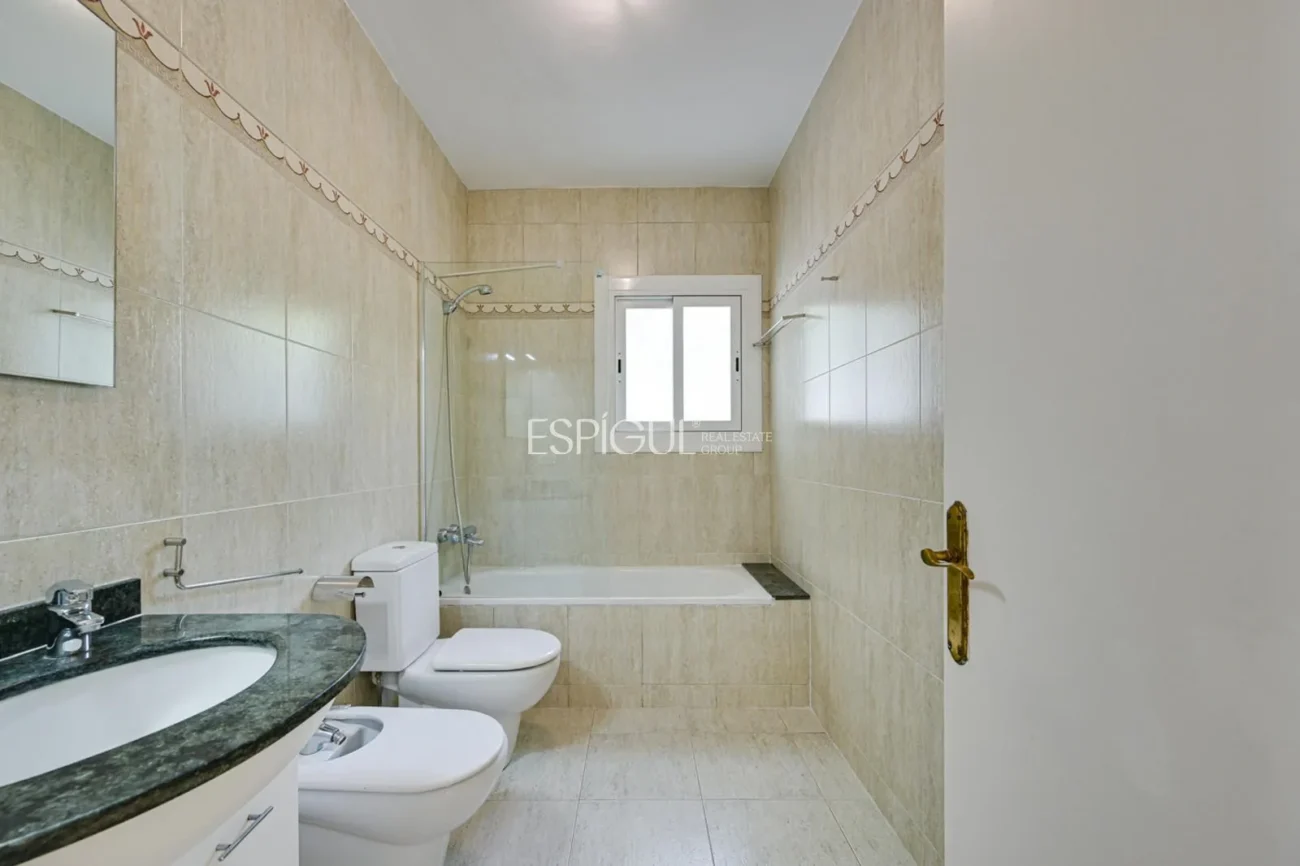 Céntrico piso de alquiler temporal con jardín privado y 3 habitaciones en Alella