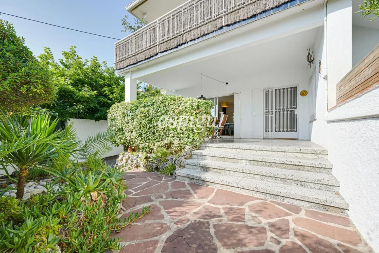 Céntrico piso con jardín privado y 3 habitaciones en Alella