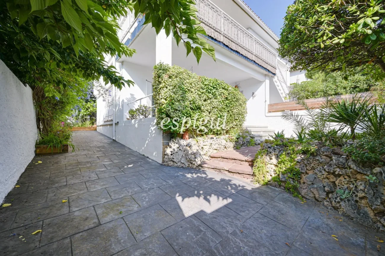 Pis cèntric amb jardí privat i 3 habitacions a Alella