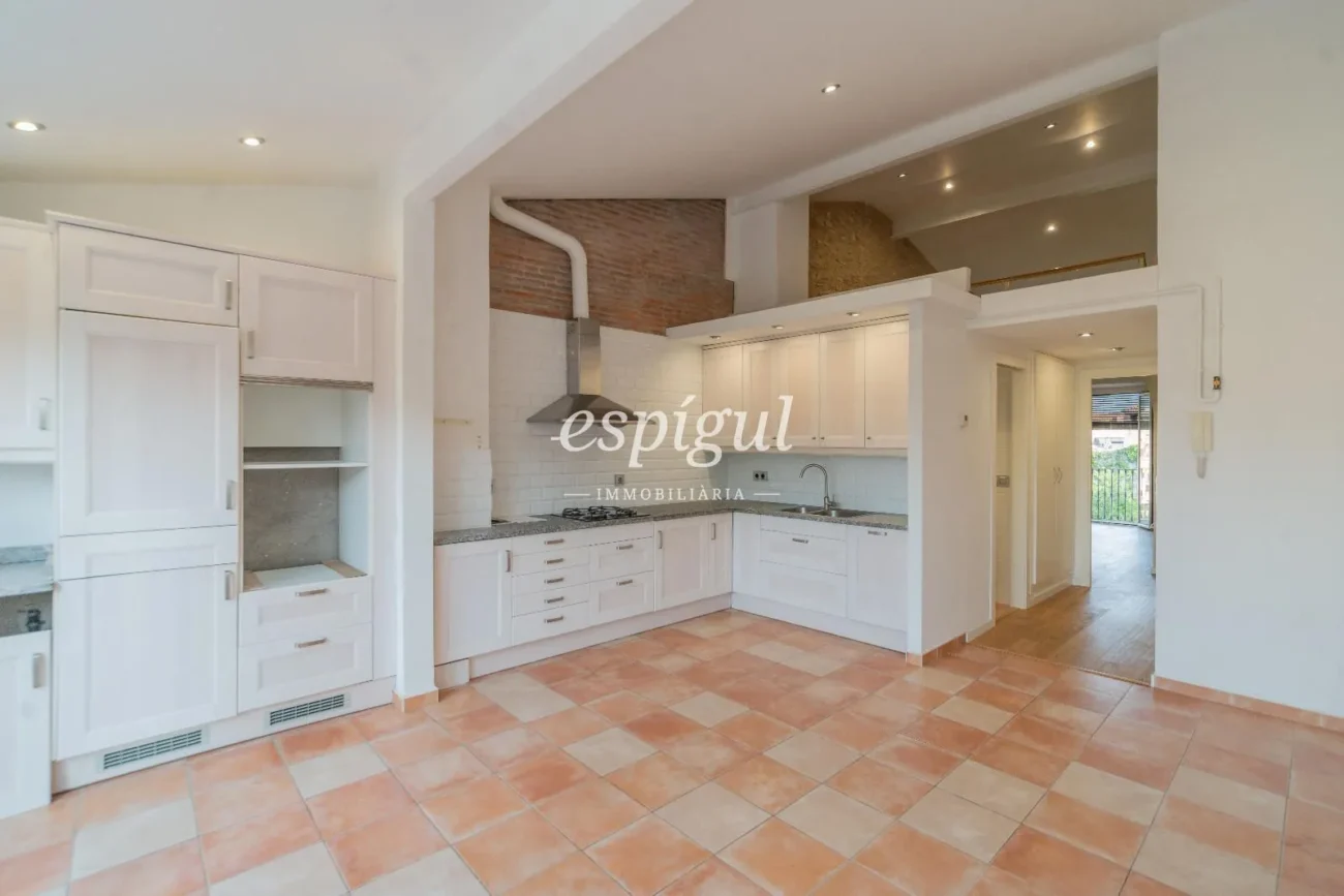 Charming penthouse without elevator a step away from Plaça Catalunya