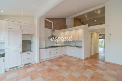 Charming penthouse without elevator a step away from Plaça Catalunya