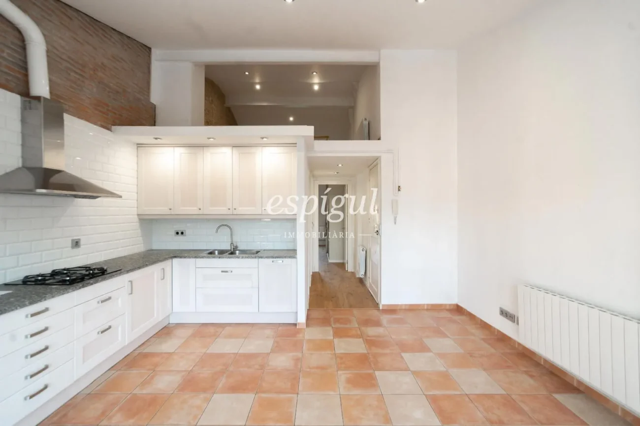Charming penthouse without elevator a step away from Plaça Catalunya