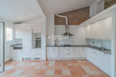 Charming penthouse without elevator a step away from Plaça Catalunya