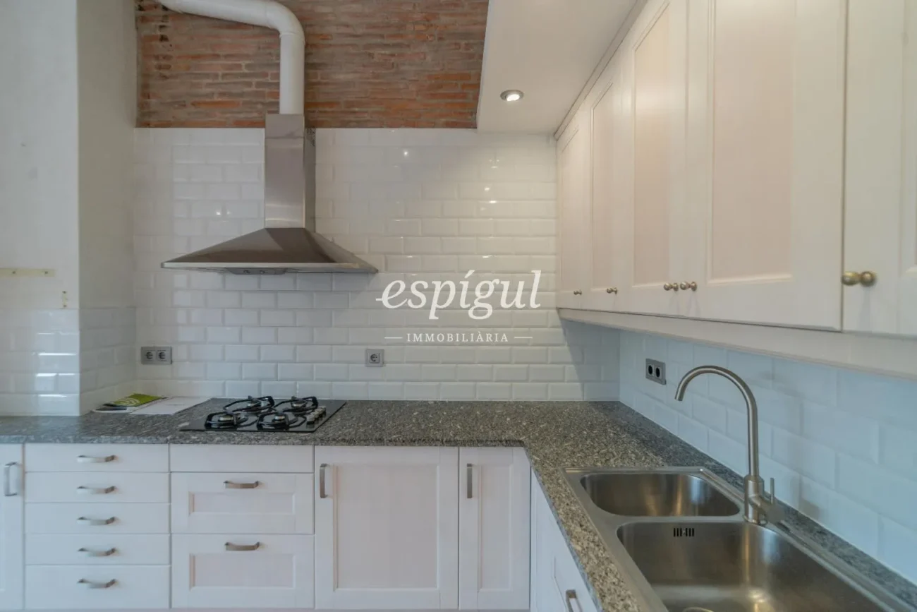 Charming penthouse without elevator a step away from Plaça Catalunya