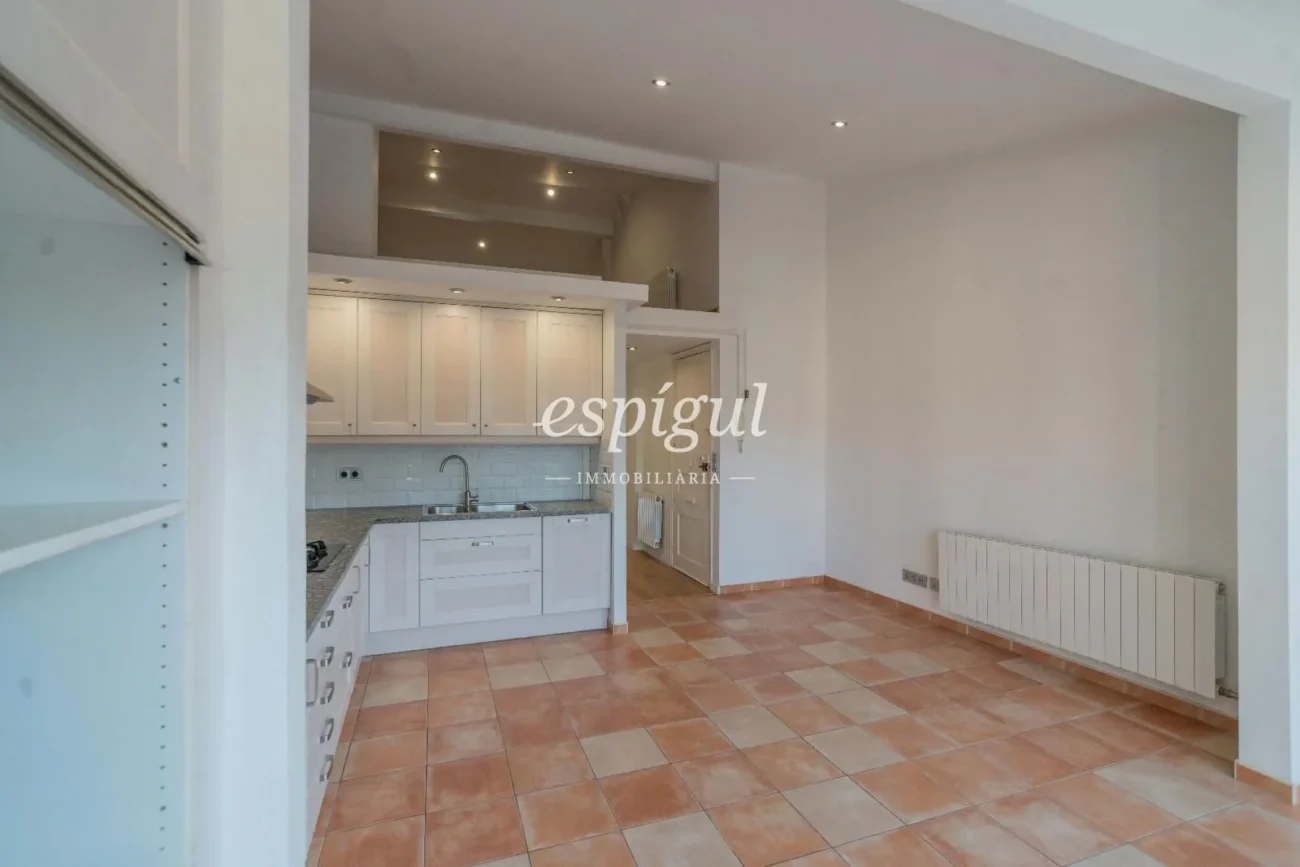 Charming penthouse without elevator a step away from Plaça Catalunya