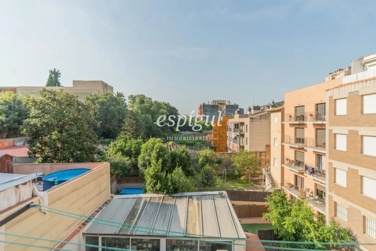 Charming penthouse without elevator a step away from Plaça Catalunya