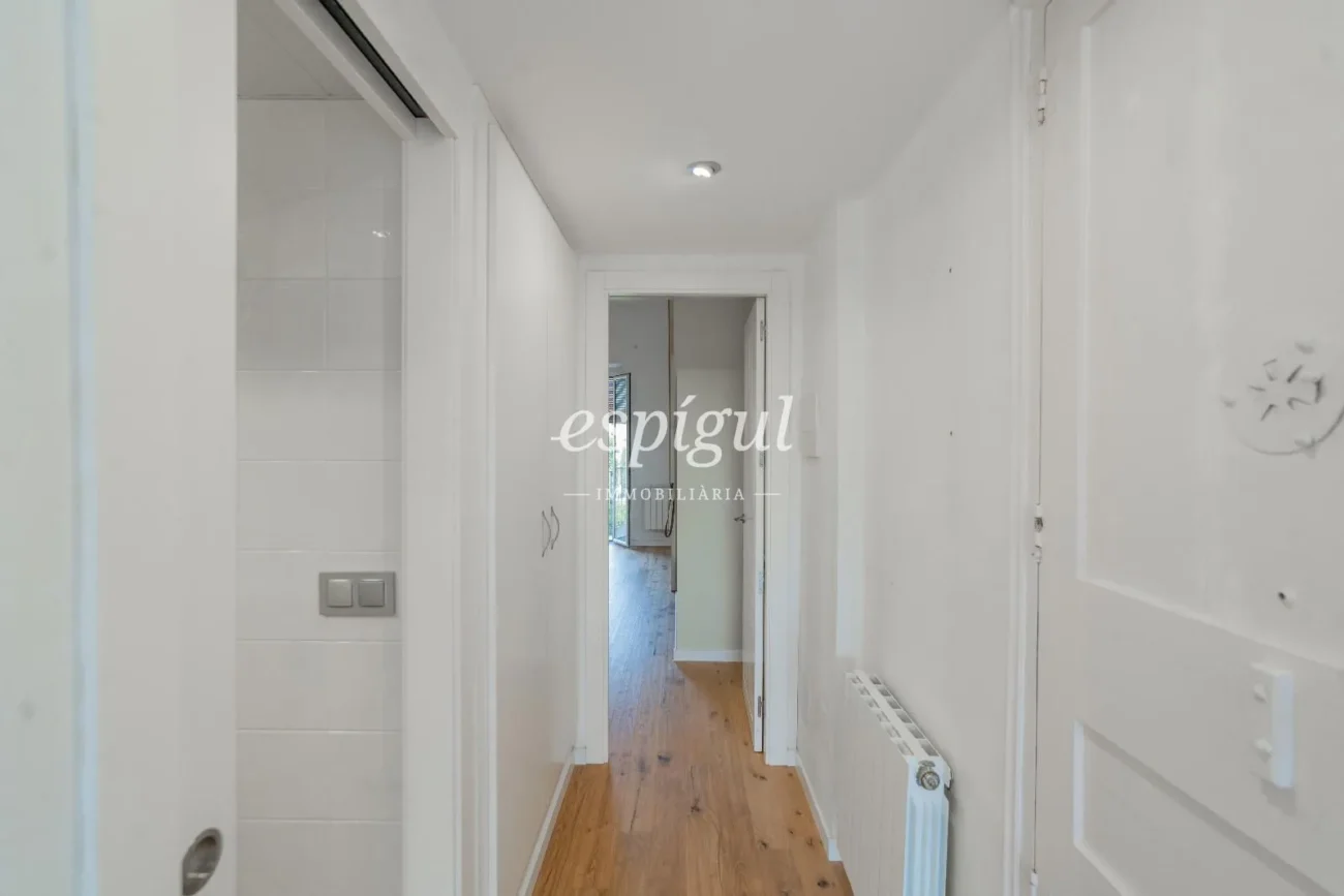 Charming penthouse without elevator a step away from Plaça Catalunya