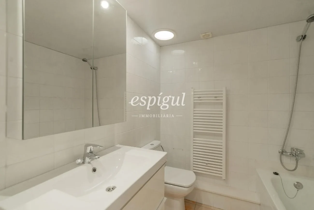 Charming penthouse without elevator a step away from Plaça Catalunya