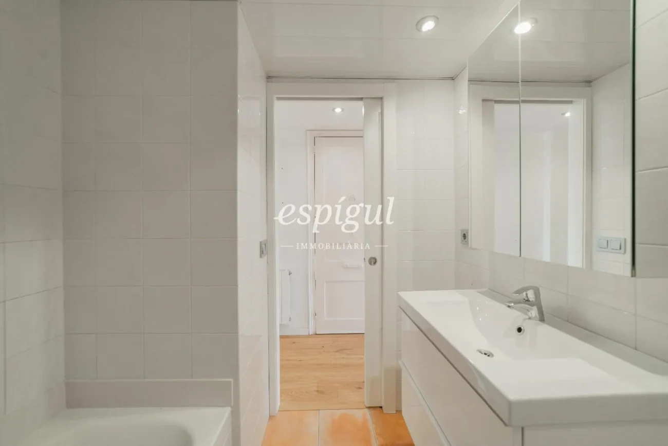 Charming penthouse without elevator a step away from Plaça Catalunya