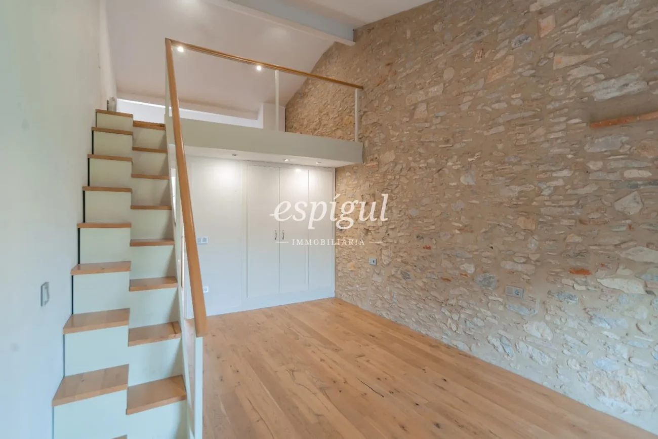 Charming penthouse without elevator a step away from Plaça Catalunya