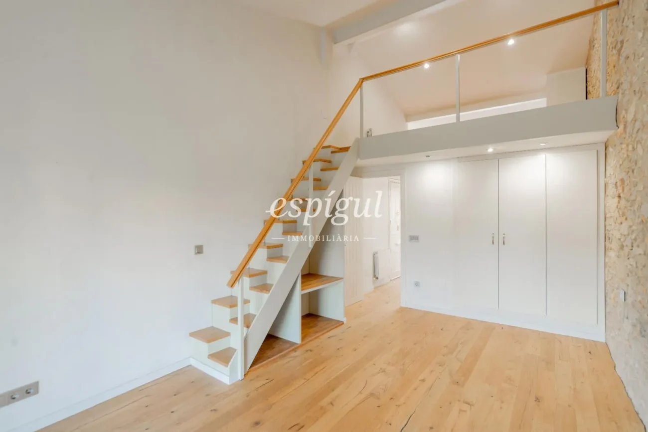 Charming penthouse without elevator a step away from Plaça Catalunya
