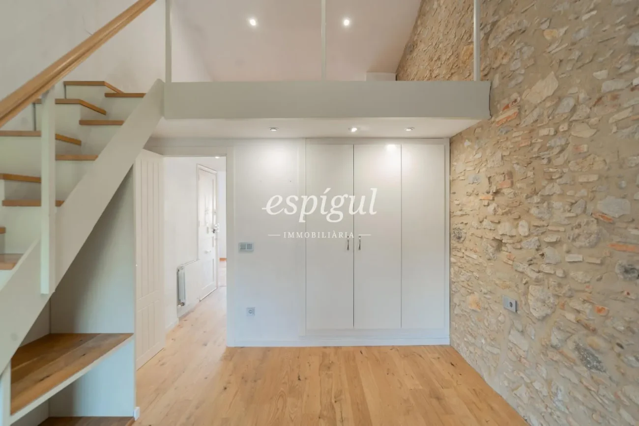Charming penthouse without elevator a step away from Plaça Catalunya
