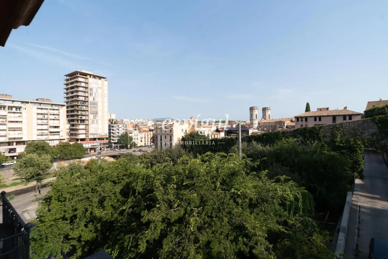 Charming penthouse without elevator a step away from Plaça Catalunya