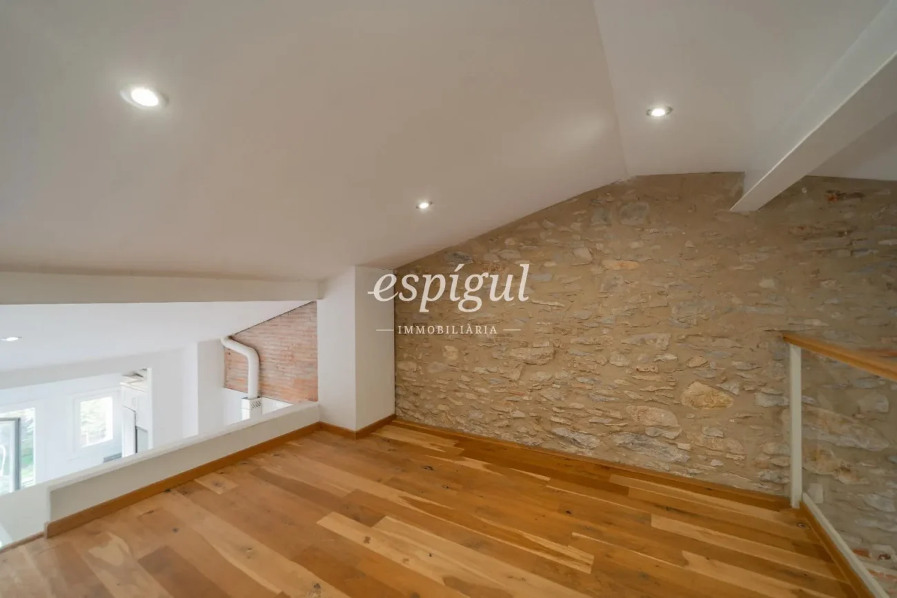 Charming penthouse without elevator a step away from Plaça Catalunya