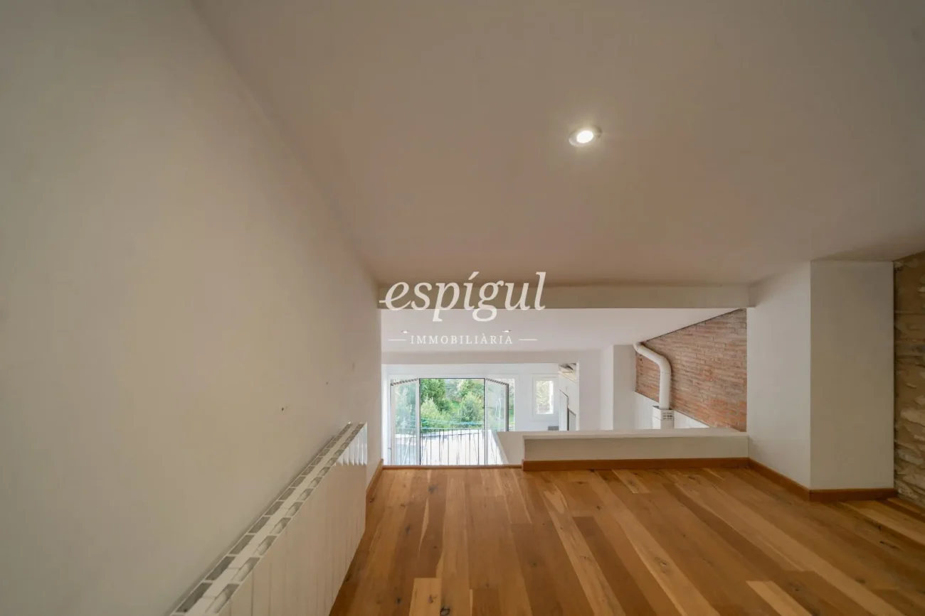 Charming penthouse without elevator a step away from Plaça Catalunya