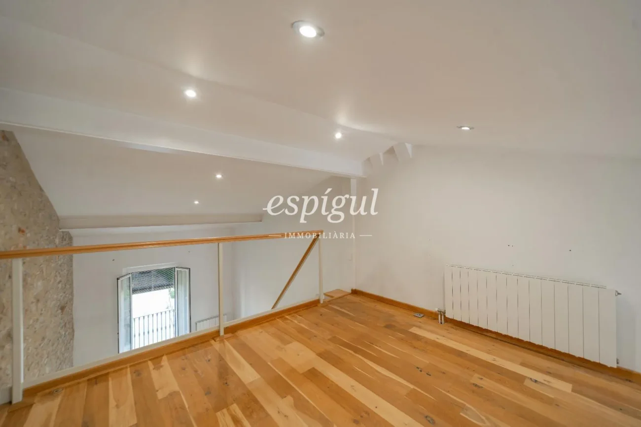 Charming penthouse without elevator a step away from Plaça Catalunya