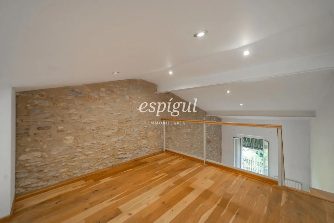Charming penthouse without elevator a step away from Plaça Catalunya