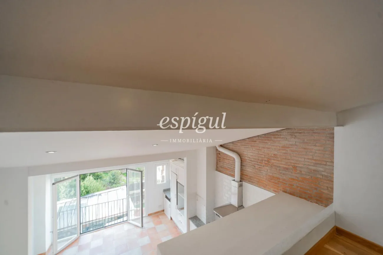 Charming penthouse without elevator a step away from Plaça Catalunya