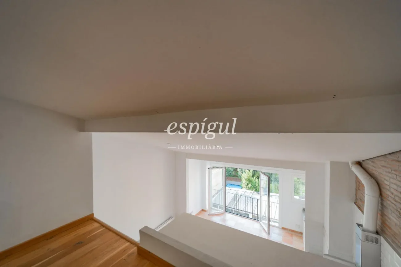 Charming penthouse without elevator a step away from Plaça Catalunya