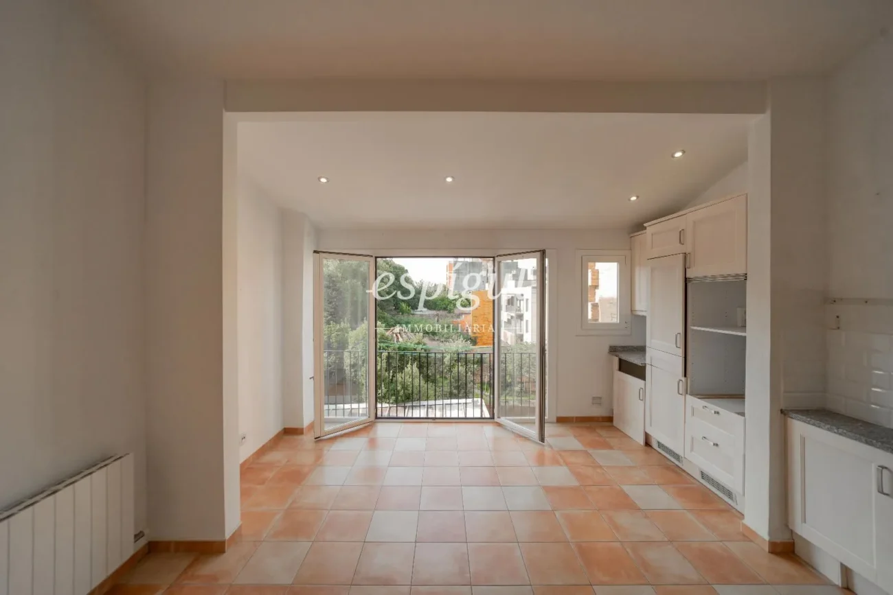 Charming penthouse without elevator a step away from Plaça Catalunya
