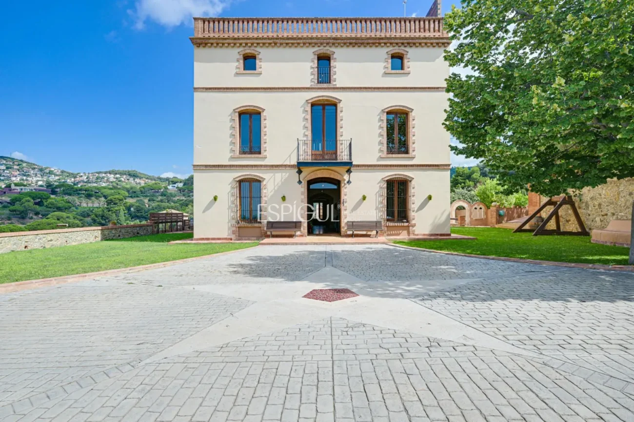 Exclusiva casa histórica en Alella con vistas al mar y licencia turística