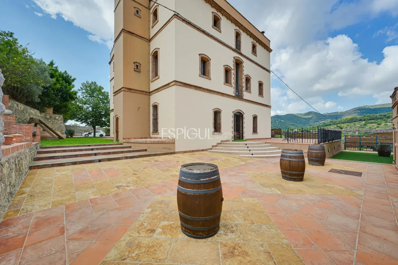 Exclusiva casa histórica en Alella con vistas al mar y licencia turística
