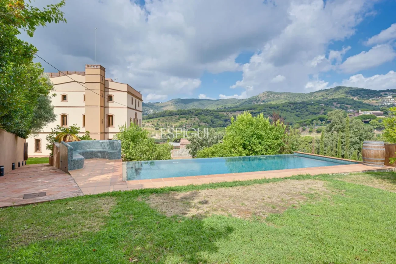 Exclusiva casa histórica en Alella con vistas al mar y licencia turística
