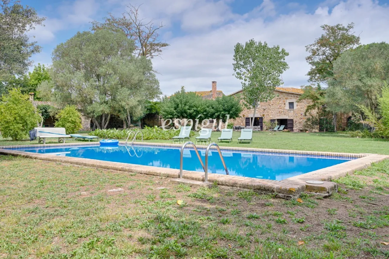 Masia unique du XVIIe siècle alliant histoire et confort moderne