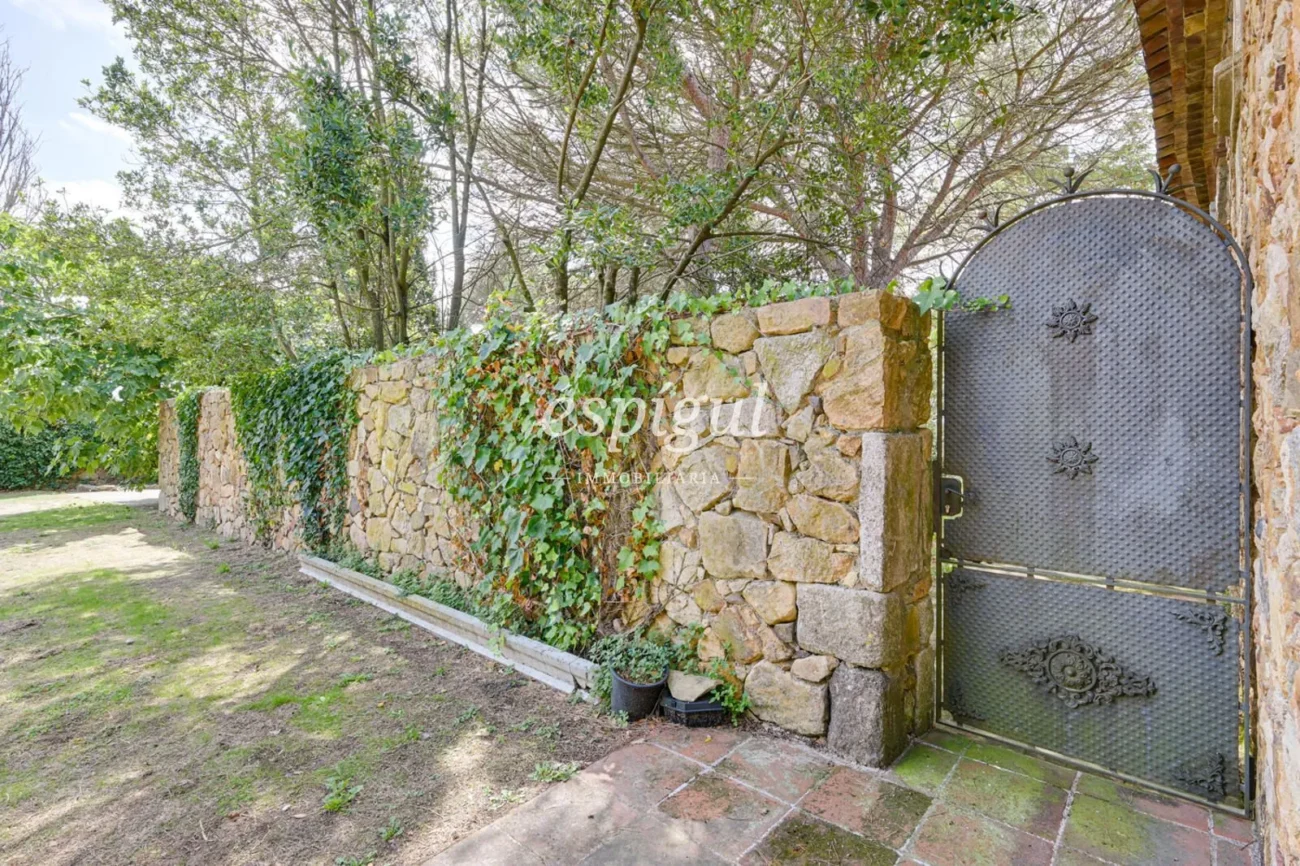 Masia unique du XVIIe siècle alliant histoire et confort moderne