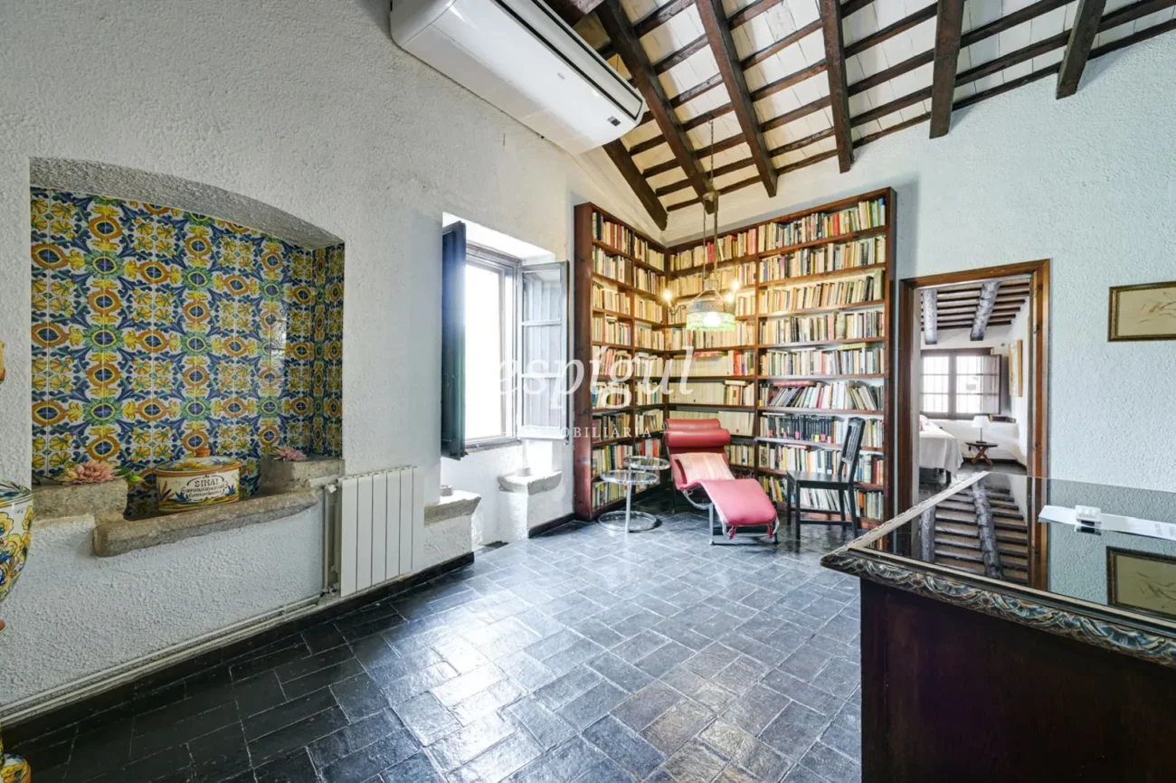 Masia unique du XVIIe siècle alliant histoire et confort moderne