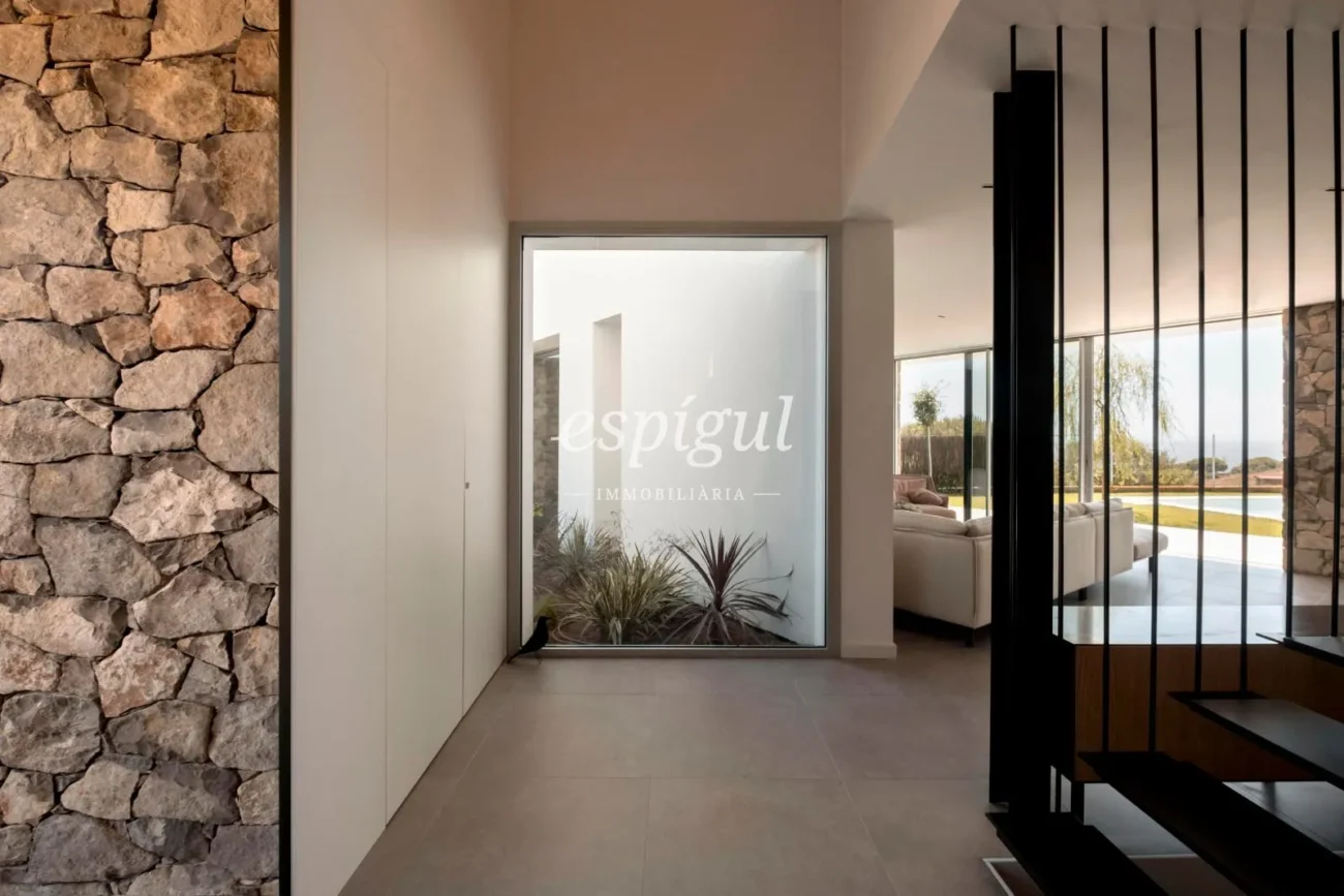 Residència de disseny contemporani a Teià amb piscina i jardí privat