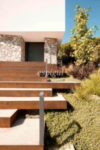 Residència de disseny contemporani a Teià amb piscina i jardí privat
