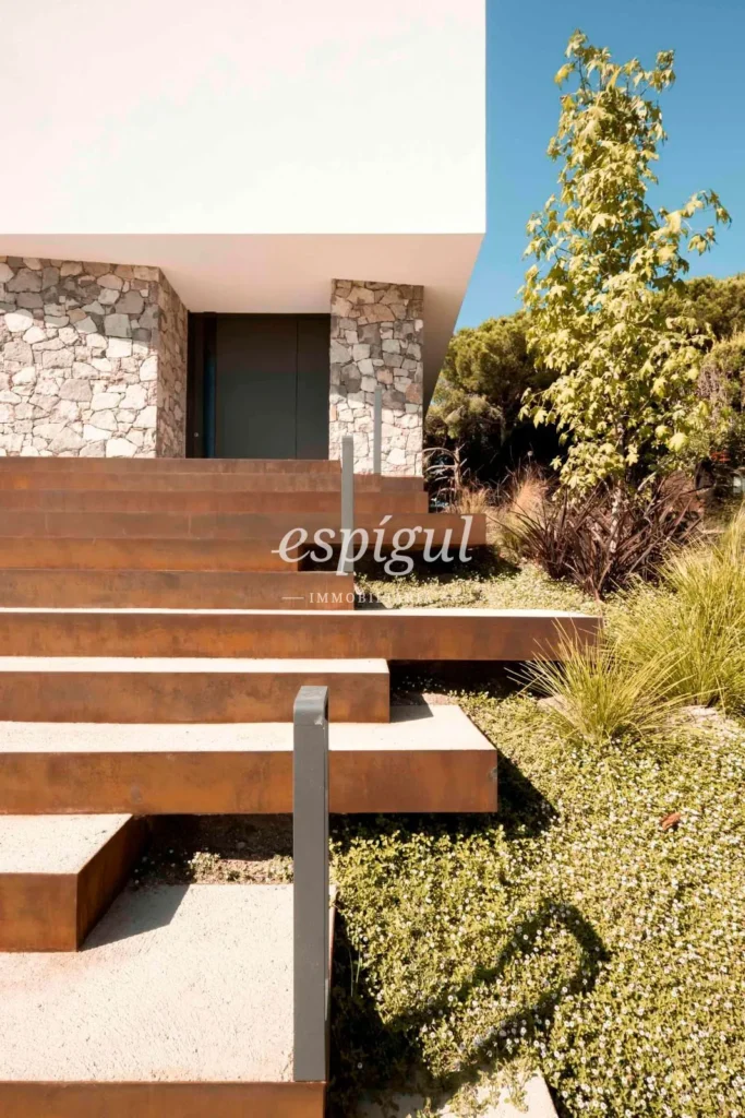 Residència de disseny contemporani a Teià amb piscina i jardí privat