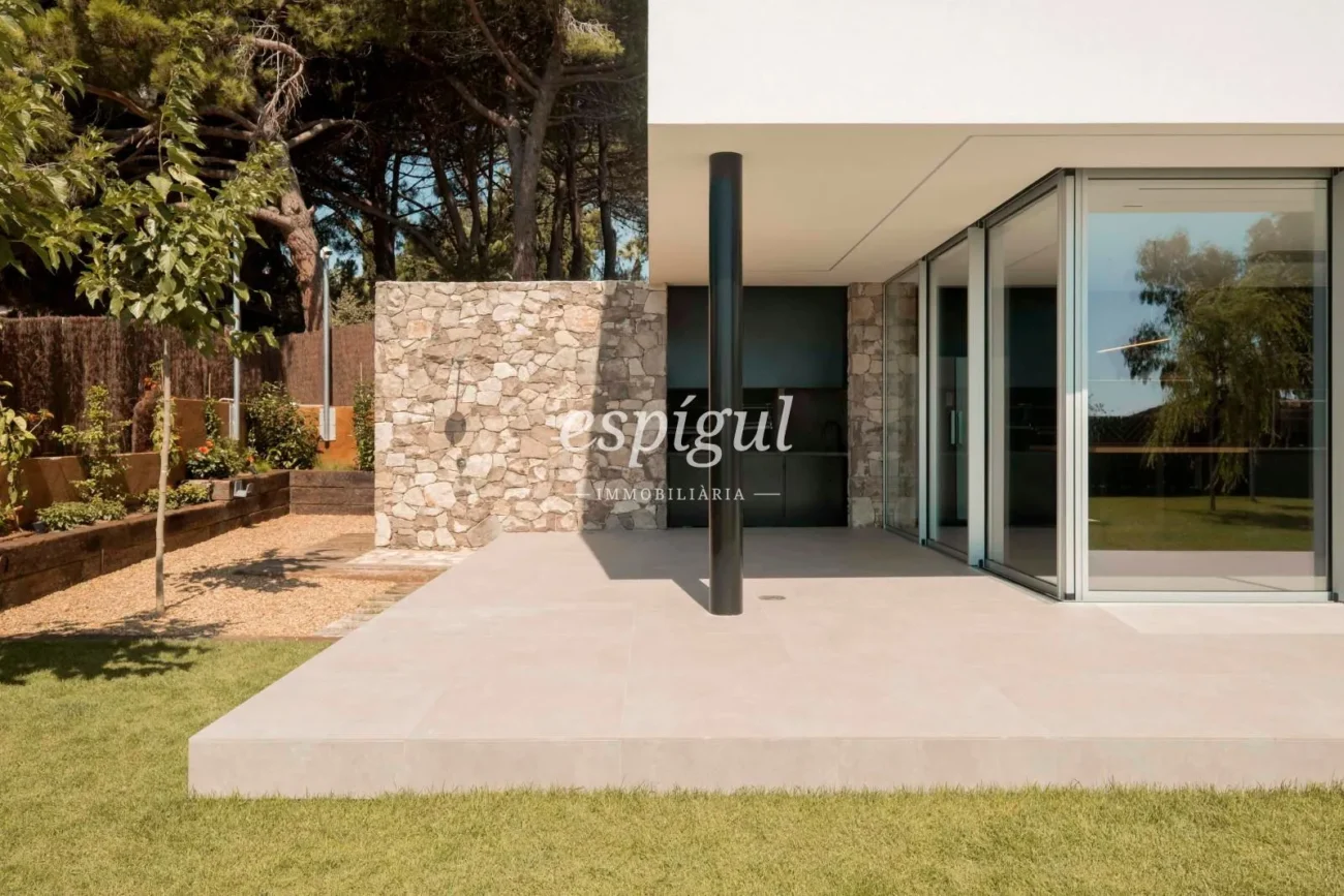 Residència de disseny contemporani a Teià amb piscina i jardí privat