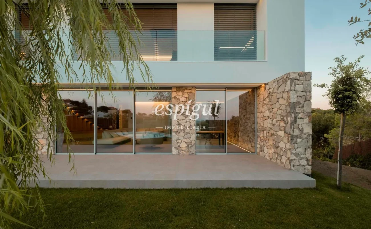 Residència de disseny contemporani a Teià amb piscina i jardí privat