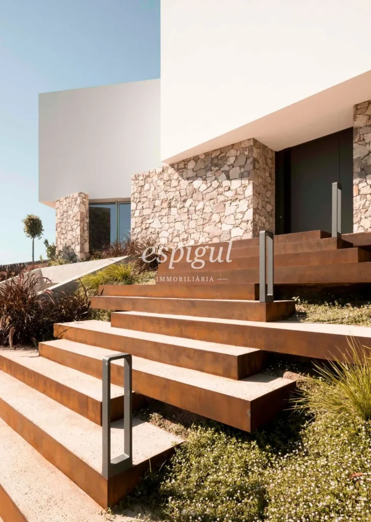 Residència de disseny contemporani a Teià amb piscina i jardí privat