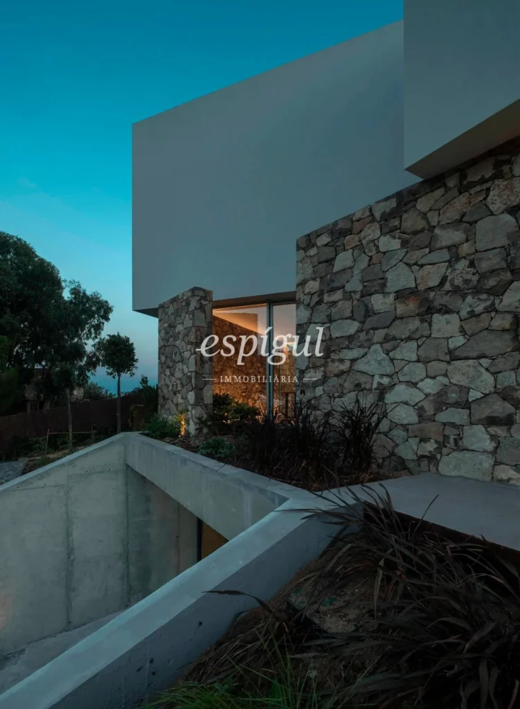 Residència de disseny contemporani a Teià amb piscina i jardí privat