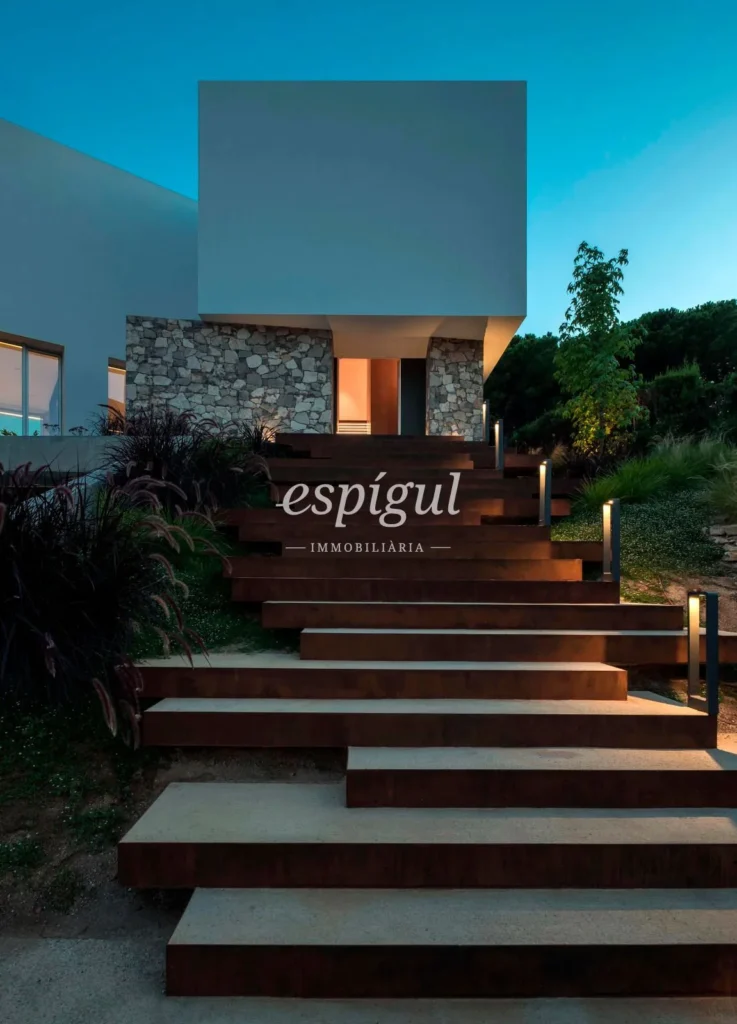 Residència de disseny contemporani a Teià amb piscina i jardí privat