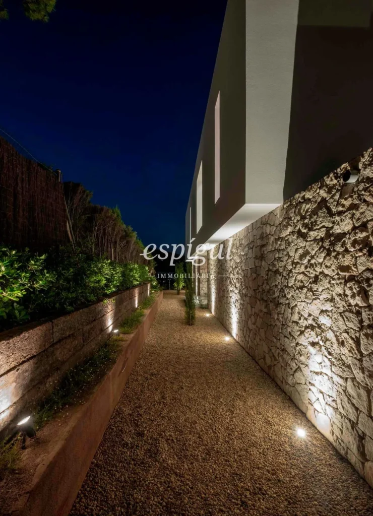 Residència de disseny contemporani a Teià amb piscina i jardí privat