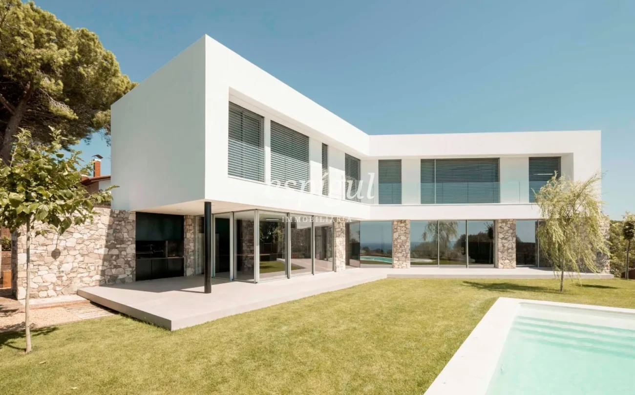 Residència de disseny contemporani a Teià amb piscina i jardí privat