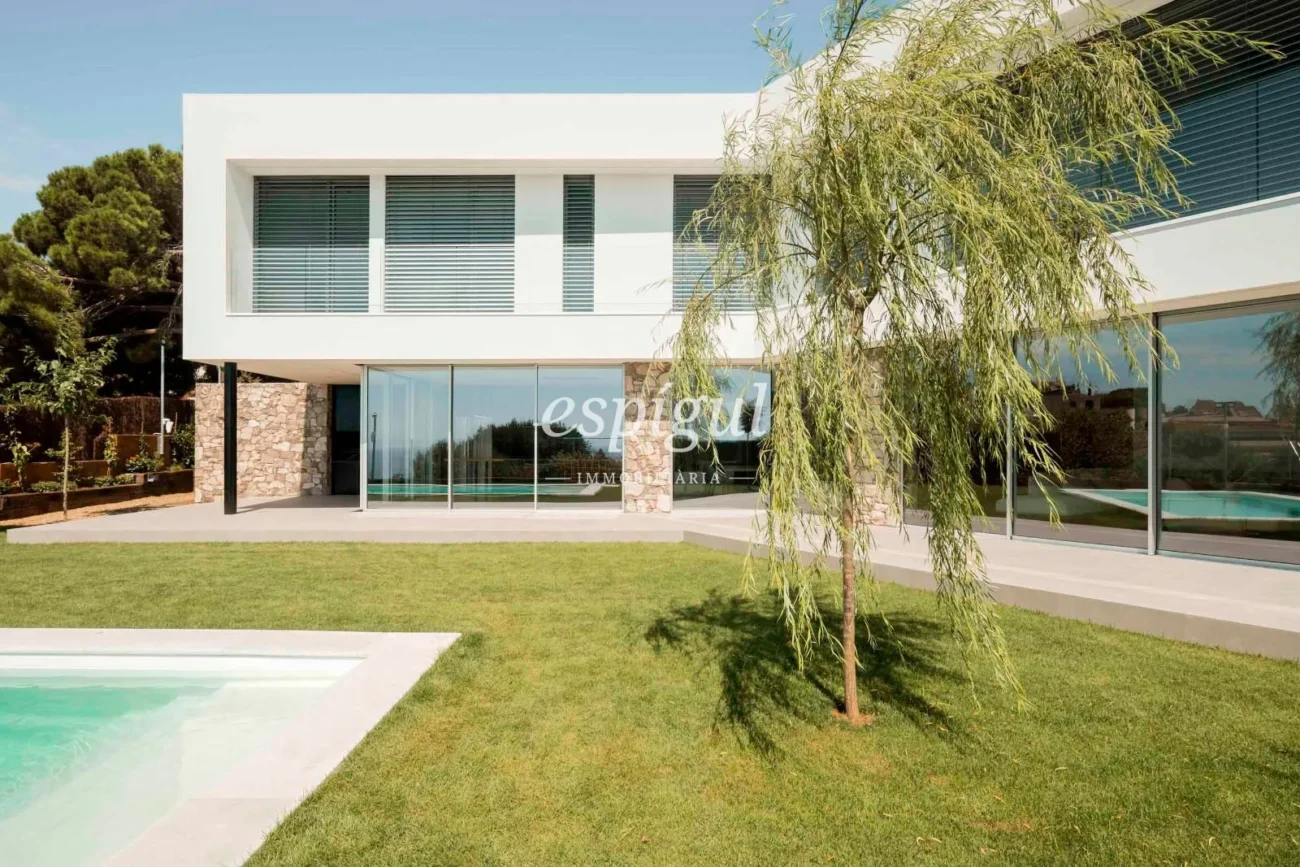 Residència de disseny contemporani a Teià amb piscina i jardí privat