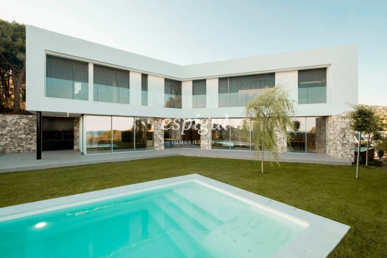 Residència de disseny contemporani a Teià amb piscina i jardí privat
