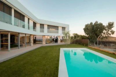 Residència de disseny contemporani a Teià amb piscina i jardí privat