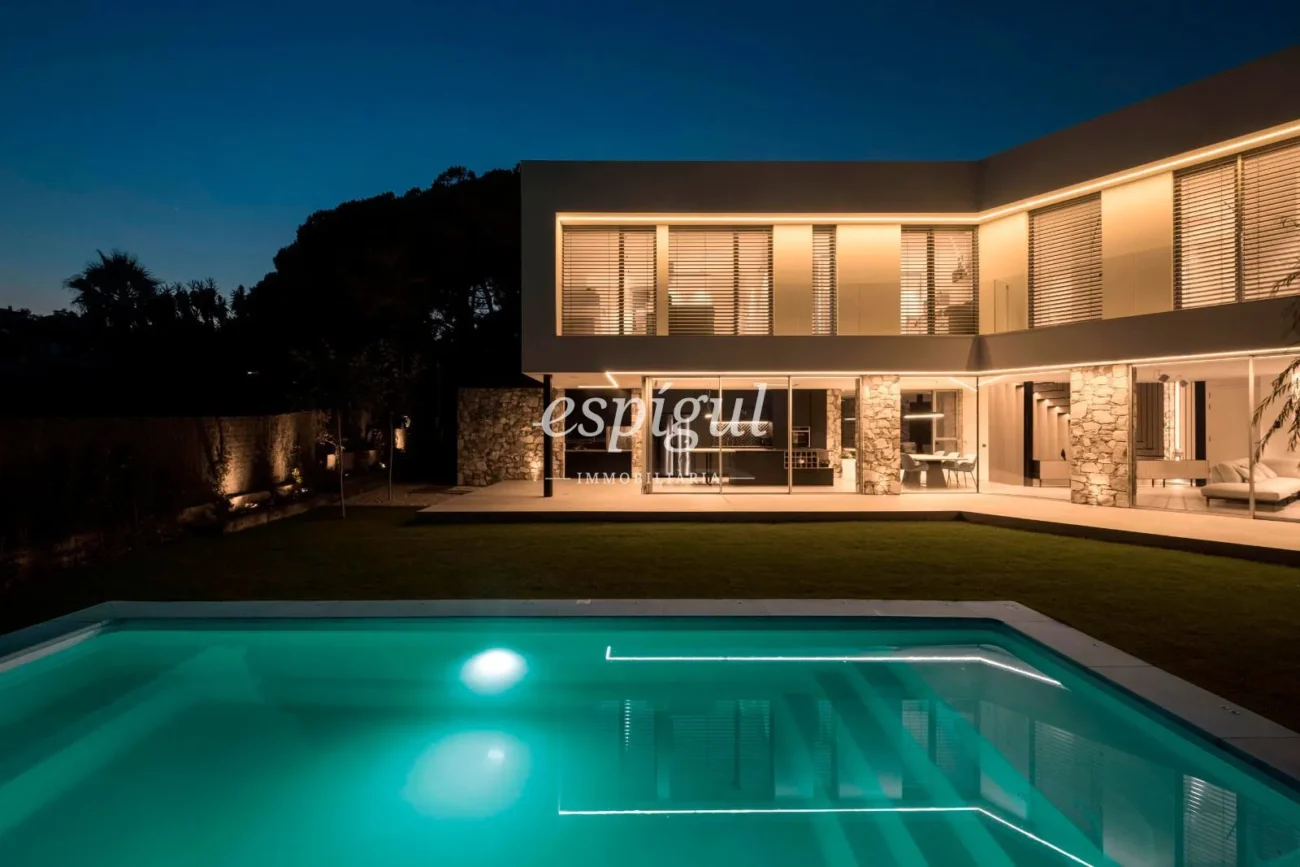 Residència de disseny contemporani a Teià amb piscina i jardí privat